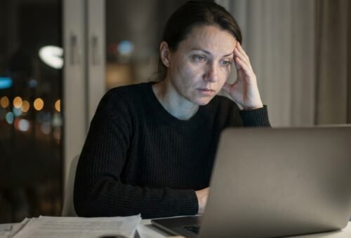 Тревога о сокращении охватила треть работников.